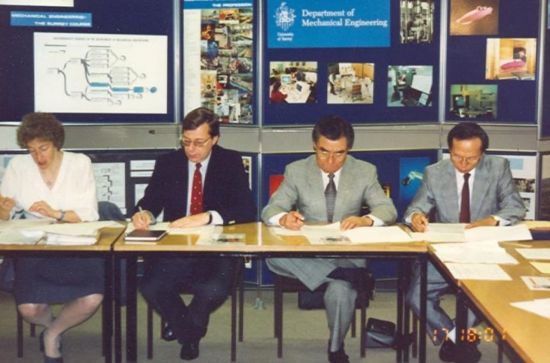 1990년 영국 서리대학과의 위성 개발 협의.