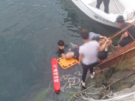 경남 사천해양경찰이 바다에 빠진 요구조자를 구조하고 있다.