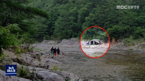 10일 강원도 양양 현북면의 한 계곡에서 캠핑객 2명이 고립됐다가 구조됐다. 사진=MBC 보도화면 캡처