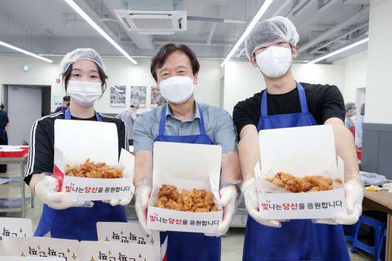 DGB대구은행은 11일 사랑의 빵 나눔터와 함께 지역 아동들의 추억거리 제공을 위한 ‘신나는 여름방학 치킨 파티’ 행사를 실시했다.