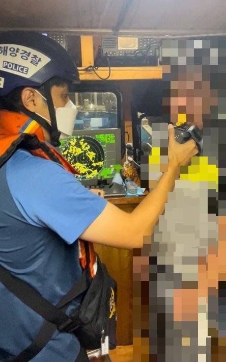 목포해경이 음주운항이 의심되는 A씨를 상대로 음주측정을 실시하고 있다.    사진자료=목포해경