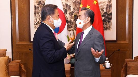 박진 외교부 장관(왼쪽)과 왕이 중국 외교부장. /중국 외교부