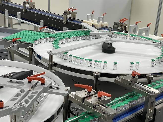 SK바이오사이언스 안동L하우스에서 '스카이코비원'이 포장 작업을 거치는 모습. /변지희 기자