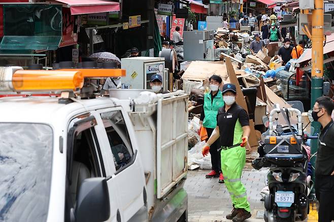 10일 서울 동작구 남성사계시장에서 동작구청 직원들과 새마을지도자들이 수해 복구 작업을 하고 있다./뉴스1