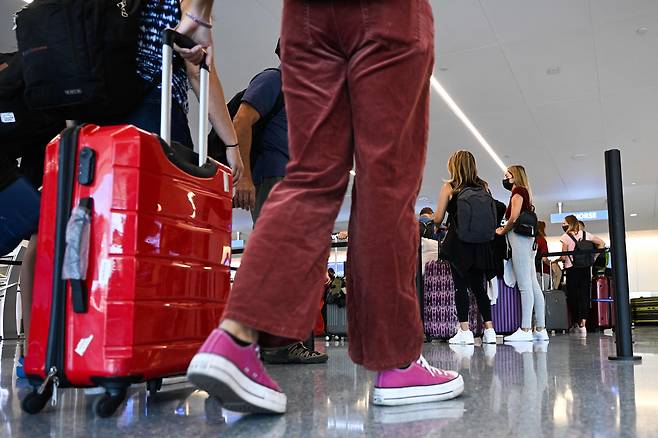 공항에서 출국 수속을 밟기 위해 모인 여행자들.