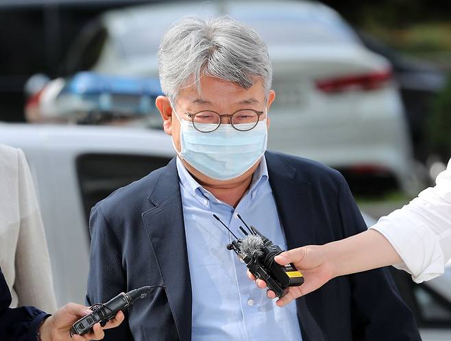 민유성 전 산업은행장이 지난달 14일 오후 서울 서초구 서울중앙지방법원에서 열리는 변호사법 위반 혐의 영장실질심사에 출석하고 있다. /뉴스1