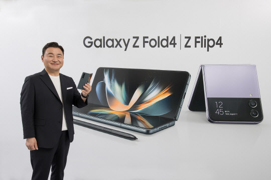 10일(한국시간) '삼성 갤럭시 언팩 2022'에서 노태문 MX사업부장(사장)이 차세대 폴더블 스마트폰을 소개하고 있다. 삼성전자 제공