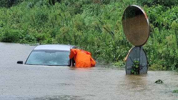11일 전북에 폭우가 쏟아지는 가운데 군산시 미룡동 한 도로에 침수된 차를 소방대원이 수색하고 있다. /사진=전북소방본부