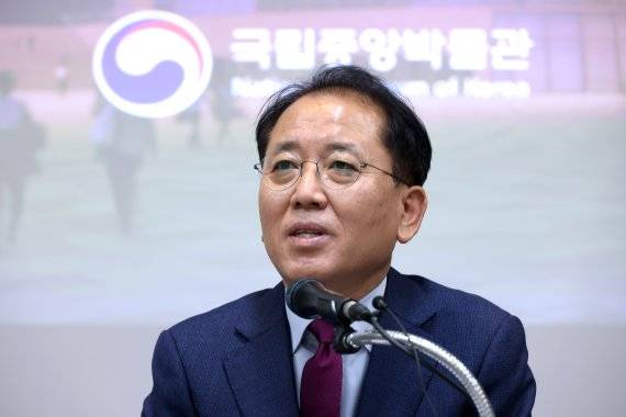 윤성용 국립중앙박물관 관장이 11일 서울 용산구 국립중앙박물관 교육관에서 취임 기자간담회를 갖고 하반기 주요업무 계획을 발표하고 있다. /사진=뉴시스