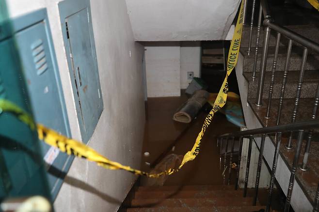 지난 8일 밤 서울 관악구 신림동 한 빌라 반지하층에서 일가족 3명이 폭우로 숨졌다. 9일 오전 사고 현장에 여전히 물이 들어차 있다. 백소아 기자