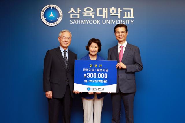 왼쪽부터 삼육대학교 국제재단 정태건 회장, 장문영 사모, 김일목 총장