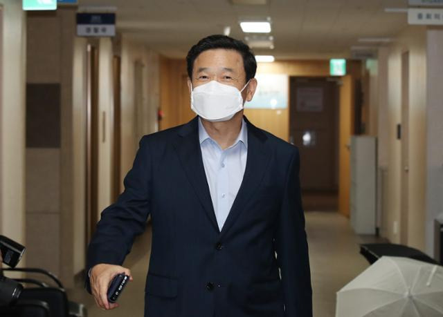 김순호 경찰국장이 3일 서울 종로구 정부서울청사 경찰국에서 점심식사를 위해 이동하고 있다. 뉴스1