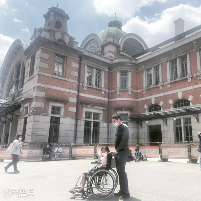 정예원씨는 5월 6일 어린이날 연휴에 아홉 살 딸과 서울역을 찾아 휠체어를 타고 환승 체험도 했다. 정씨 제공