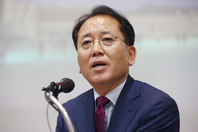 윤성용 신임 국립중앙박물관장이 11일 오전 서울 용산구 국립중앙박물관 교육관에서 열린 취임 이후 첫 기자간담회에서 취임 소감을 밝히고 있다. 연합뉴스