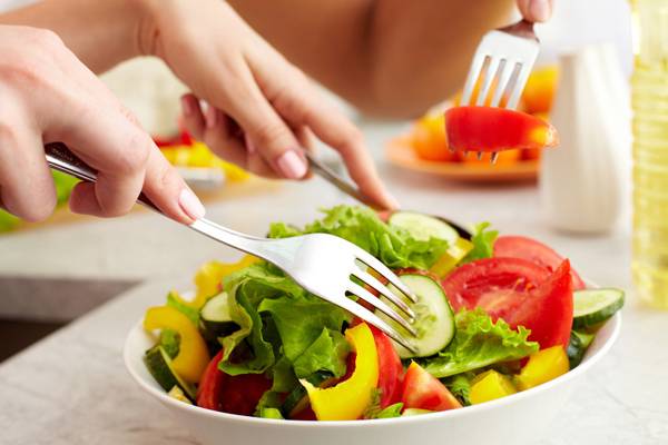 채식주의 여성은 고관절 골절 위험이 더 높다는 새로운 연구 결과가 나왔다./사진=클립아트코리아