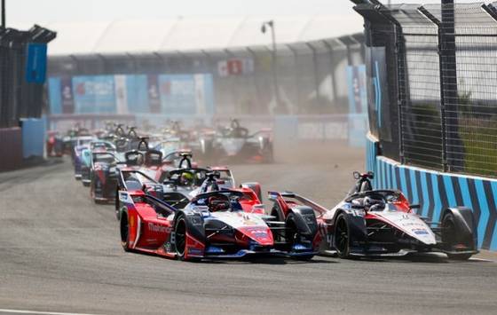 전기차 경주대회 포뮬러E에 참가한 경주용 차량들이 서킷을 주행하고 있다. 포뮬러E 코리아 제공
