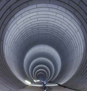 신월 빗물터널의 귀감이 된 일본 도쿄 환상 7호선 지하의 빗물 저장시설. 지름 12.5m, 길이 4.5㎞인 터널에 54만㎥의 빗물을 저장할 수 있다. 사진 도쿄도