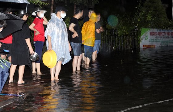 지난 10일 충북 청주시 흥덕구 복대동의 한 아파트 앞 도로가 물에 잠겨 시민들이 큰 불편을 겪고 있다. 연합뉴스