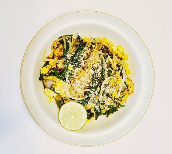 덥고 습한 날에 제격인 태국음식 팟타이를 고추장을 넣어 한국식으로 재해석했다. 사진 이유석