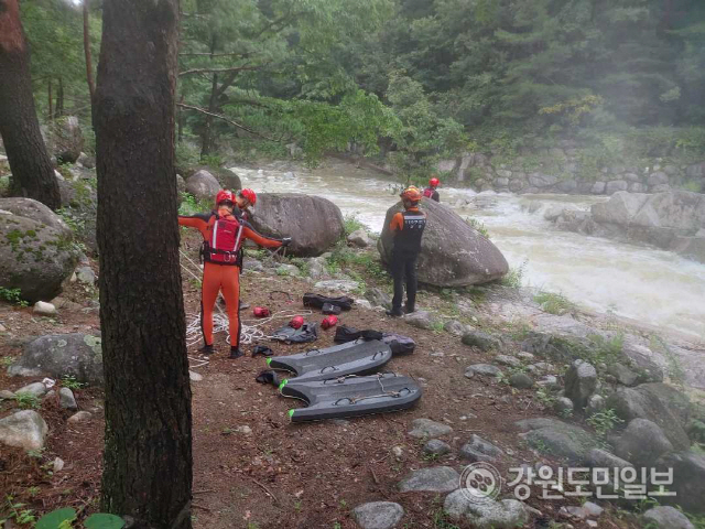 ▲ 11일 강릉시 연곡면 한 계곡에 60대 남성이 물에 빠지는 사고가 발생해 구조대원들이 수색작업을 벌이고 있다.