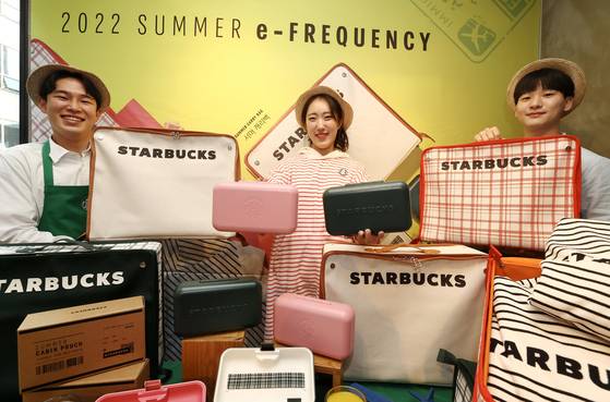 Models show Starbucks’ Summer Carry Bag. [YONHAP]