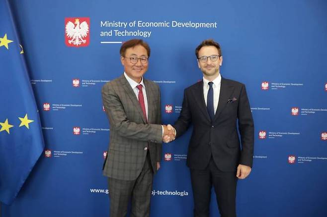 김준 SK이노베이션 부회장(왼쪽)과 발데마르 부다 폴란드 경제개발기술부 장관이 악수를 하고 있다.   SK이노베이션