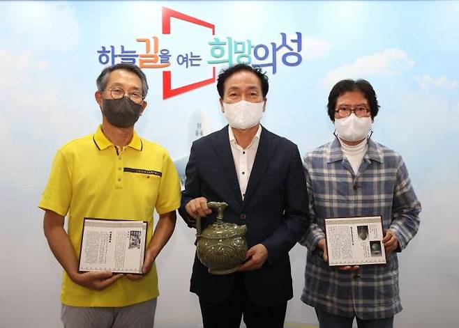 김주수 의성군수가 중국 신시성 작품전에 출품한 최영조, 최종국 작가에게 신시성을 대신해 감사의 뜻을 전했다. (의성군 제공) 2022.08.11