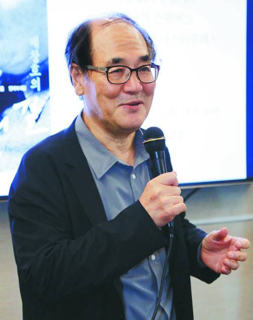 대담집 ‘배창호의 영화의 길’을 낸 배창호 영화감독이 10일 서울 중구 프레스센터에서 기자간담회를 갖고 기자들의 질문에 답하고 있다. 도서출판 작가 제공