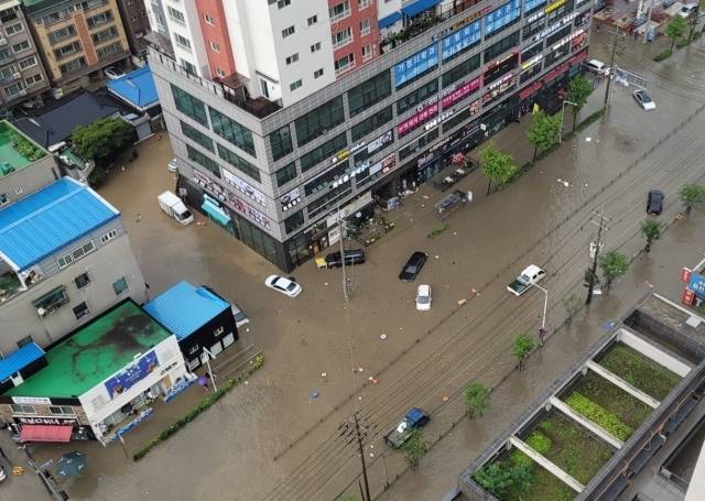 인천지역 호우경보가 발효된 8일 오후 미추홀구 용현동 인근에 차량이 침수돼 있다. 뉴시스