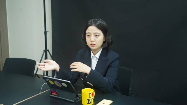 류호정 정의당 의원이 지난 8일 국회의원실에서 국민일보와 인터뷰하고 있다. 게임 현안을 언급하는 모습이다. 류호정 의원실 제공.