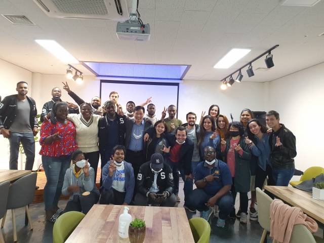 서울대학교에서 공부하는 해외 유학생들이 지난 5월 서울 관악구 서울대글로벌비전센터에서 소그룹 모임을 마친 뒤 기념 촬영을 하고 있다.