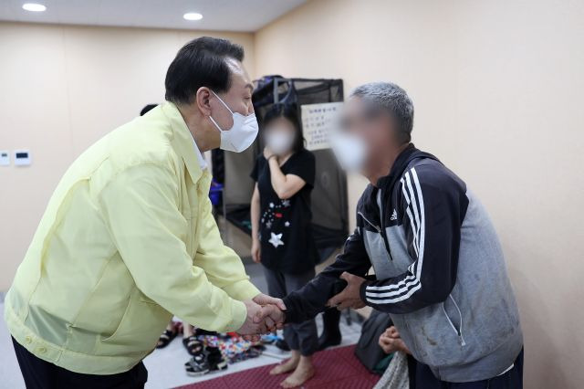 윤석열 대통령이 9일 서울 관악구 신사동주민센터를 방문해 폭우로 침수 피해를 입은 이재민들을 위로하고 있다. 대통령실 제공