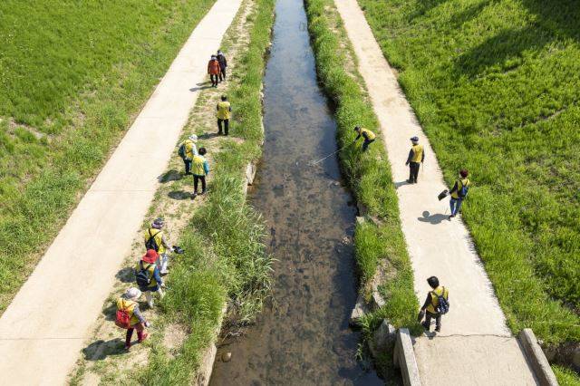 경기도 고양시 하천 지킴이들이 하천의 쓰레기를 치우는 등 정화 활동을 벌이고 있다. 고양시 제공
