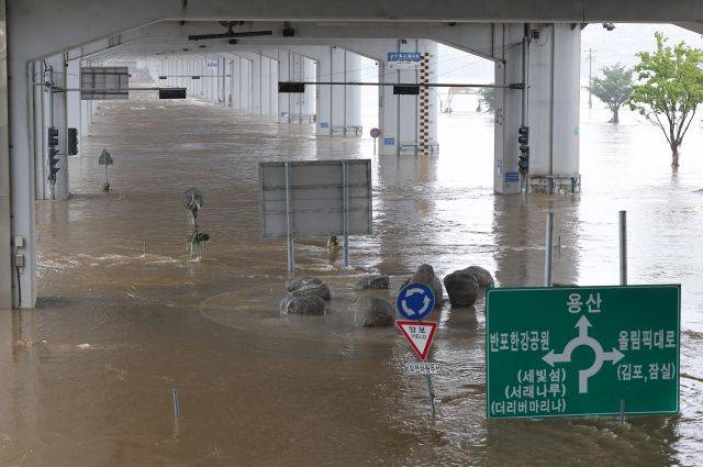 서울 반포대교 잠수교가 11일 오전 한강에 잠겨 있다. 잠수교는 오전 10시30분 현재 교통 통제가 이뤄지고 있다. 연합뉴스