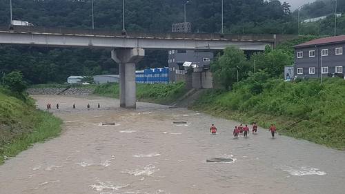 소방당국이 지난 10일 오전 경기도 남양주 화도읍 마석우천에서 실종 중학생을 수색하고 있다. 실종자는 하루 전인 9일 밤 이곳에서 돌다리를 건너다가 급류에 휩쓸렸다. 경기도북부소방재난본부 제공