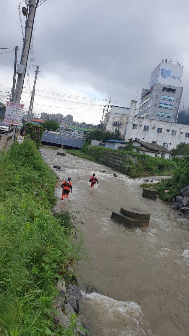 소방당국이 지난 10일 오전 경기도 남양주 화도읍 마석우천에서 실종 중학생을 수색하고 있다. 경기도북부소방재난본부 제공