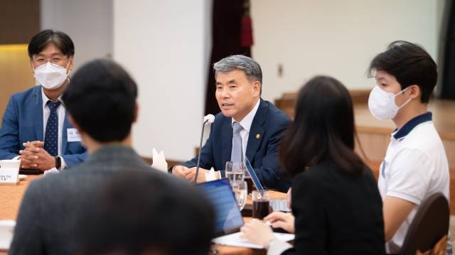 이종섭 국방부 장관이 11일 서울 용산 국방컨벤션에서 진행된 출입기자 간담회에서 발언하고 있다. 국방부 제공