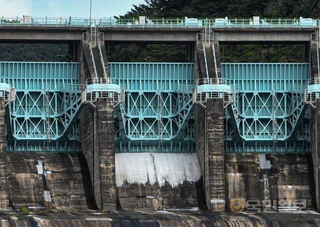 11일 강원도 춘천 소양강댐의 수문이 열리고 있다.