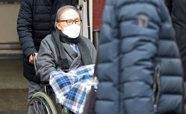 이명박 전 대통령이 지난해 1월 병원에서 치료를 받고 퇴원하는 모습. 뉴시스