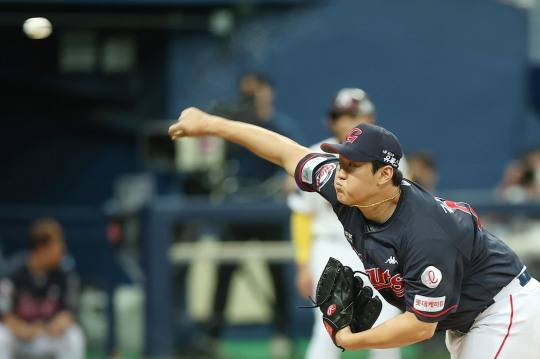 전날 프로데뷔 76게임만에 첫 세이브에 이어 이틀연속 키움을 상대로 세이브를 올린 롯데의 김도규[연합뉴스]