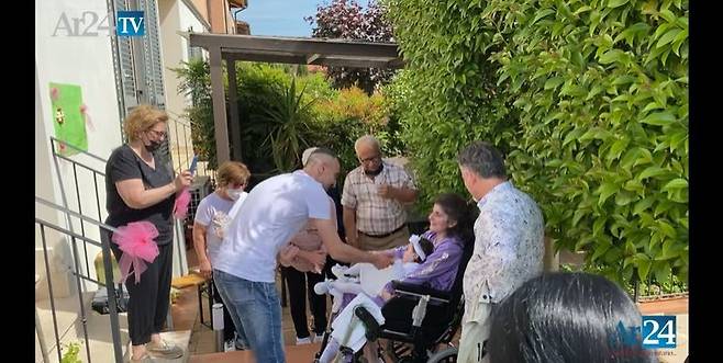 집으로 돌아와 가족들의 환영을 받는 크리스티나 로시. / 사진=Arezzo24 유튜브 채널