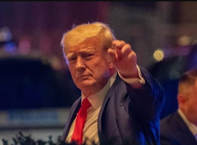 지지자들에 손들어 보이는 도널드 트럼프. / 사진=연합뉴스