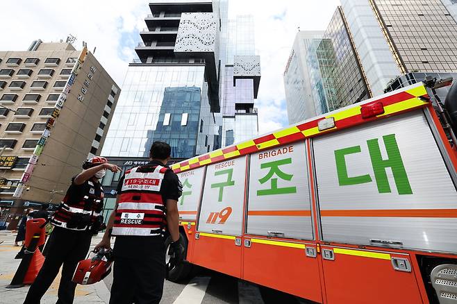 10일 서울 강남역 인근에서 119 특수구조대원 등이 폭우로 휩쓸린 실종자들을 찾는 작업을 위해 이동하고 있는 모습. / 사진 = 연합뉴스