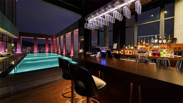 L7 홍대 22층에 위치한 루프톱 풀과 바 플로팅. [사진 제공 = 롯데호텔]