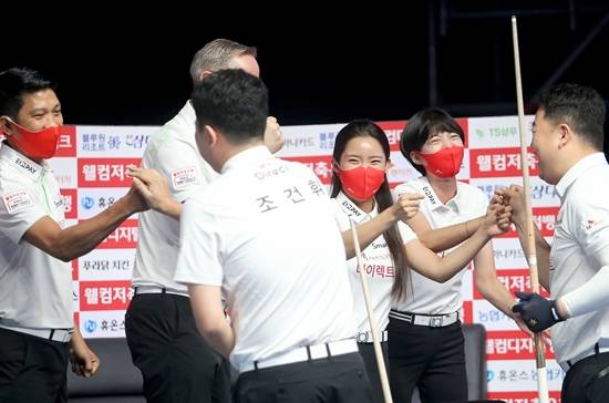 10일 밤 경기도 고양 빛마루방송센터에서 열린 ‘웰컴저축은행 PBA팀리그 2022-2023’ 1라운드 6일차 3턴 경기서 SK렌터카가 NH농협카드에 4:3으로 역전승, 최하위에서 탈출했다. (사진=PBA 제공)