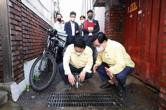 원희룡 국토교통부 장관이 지난 10일 오전 폭우로 사망자가 발생한 서울 동작구 상도동 주택가를 방문해 배수시설을 살펴보고 있다. [사진 제공 = 국토교통부]