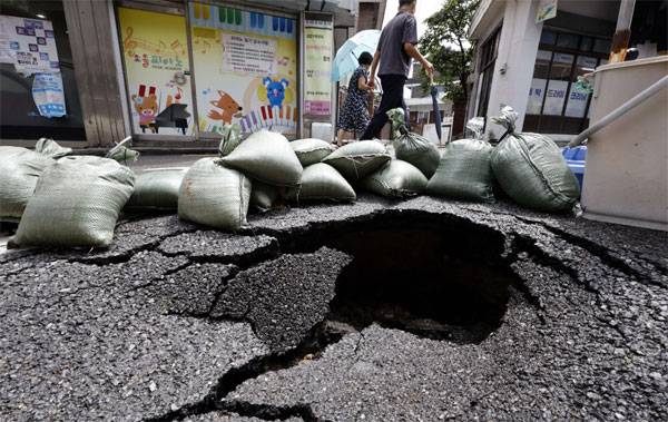 11일 서울 관악구 삼성동시장 뒷골목에 지난 이틀간의 폭우로 생긴 싱크홀 옆으로 주민들이 조심히 지나가고 있다. [김호영 기자]