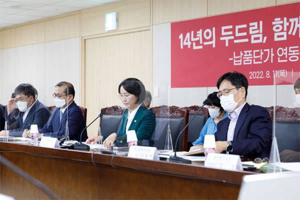 이영 중소벤처기업부 장관(왼쪽 셋째)이 11일 납품단가 연동제 태스크포스(TF) 회의에 참석해 자료를 살펴보고 있다. [사진 제공 = 중소벤처기업부]