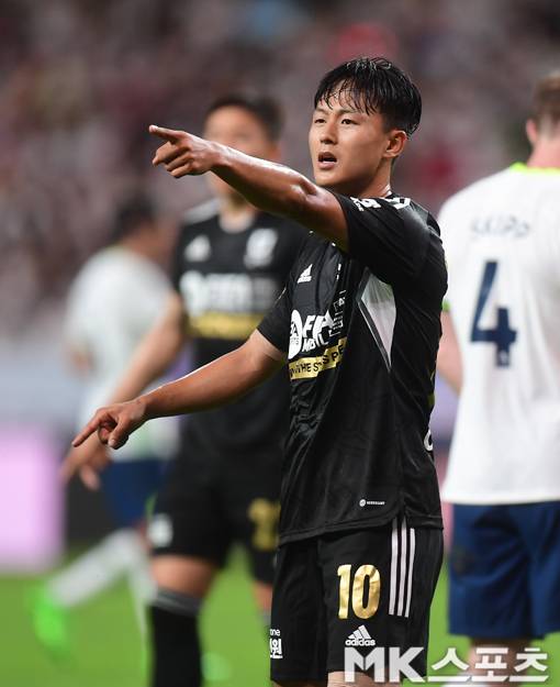 이승우가 한국프로축구 올스타 소속으로 토트넘과 친선경기 도중 동료에게 사인을 보내고 있다. 수원FC 입단 첫해 이승우는 2022 K리그1 득점 5위로 활약 중이다. 사진=김재현 기자