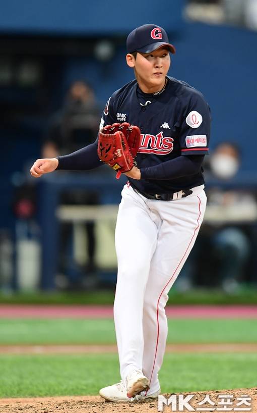 롯데 최준용이 11일 1군 엔트리에서 말소됐다. 그는 8월 평균자책점 16.20을 기록할 정도로 부진하다. 사진=김재현 기자